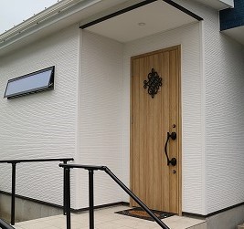 ウッドデッキとテラス屋根でリビングに開放感を！